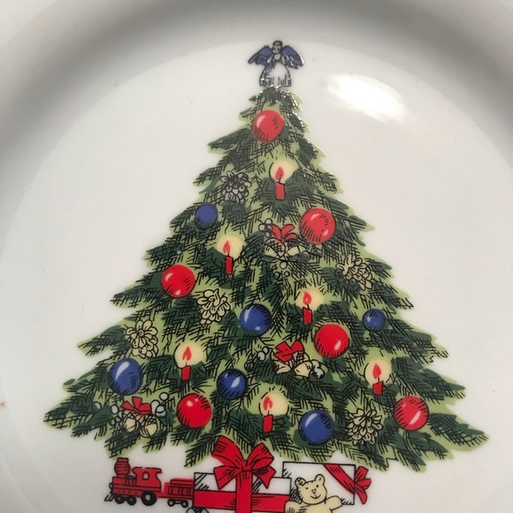 Set of 4 Small Christmas Plates - Picture 2 of 3